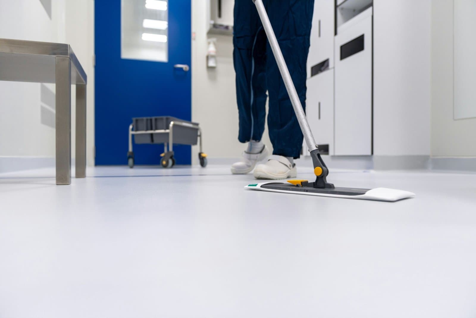Daytime Cleaning: Why Visible Cleanliness Makes a Big Difference for Your Business